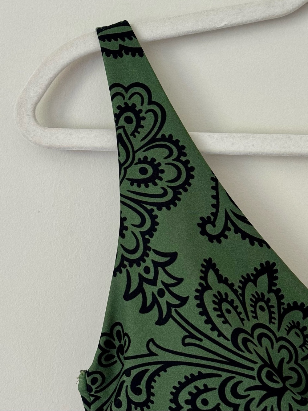 Boden Twist Front Classic Bikini Top, Winter Green Meadow Floral Print – Size 10 - Picture 4 of 8